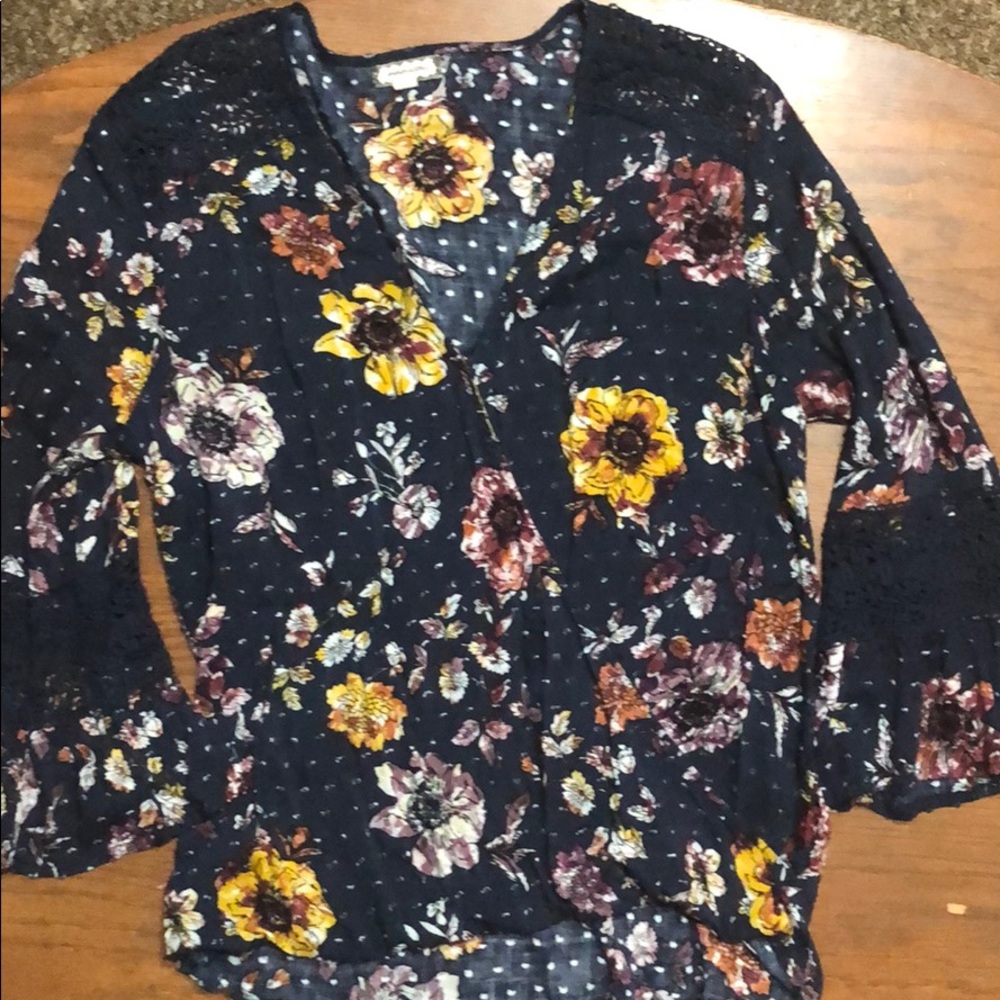 5/$20- Cute navy/ flower open blouse!